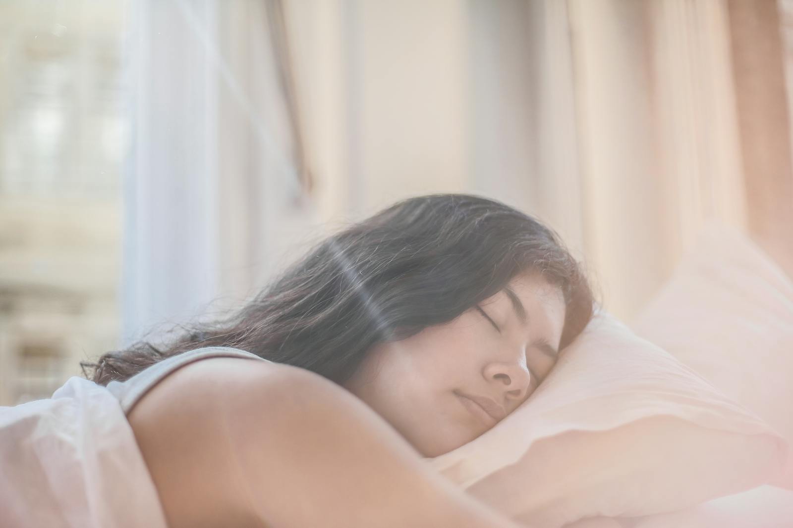 Personne dormant paisiblement dans une lumiere douce du matin