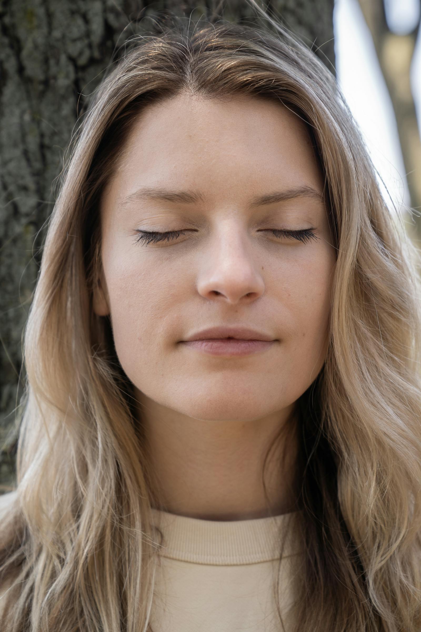 Portrait d'une femme apaisee, les yeux fermes
