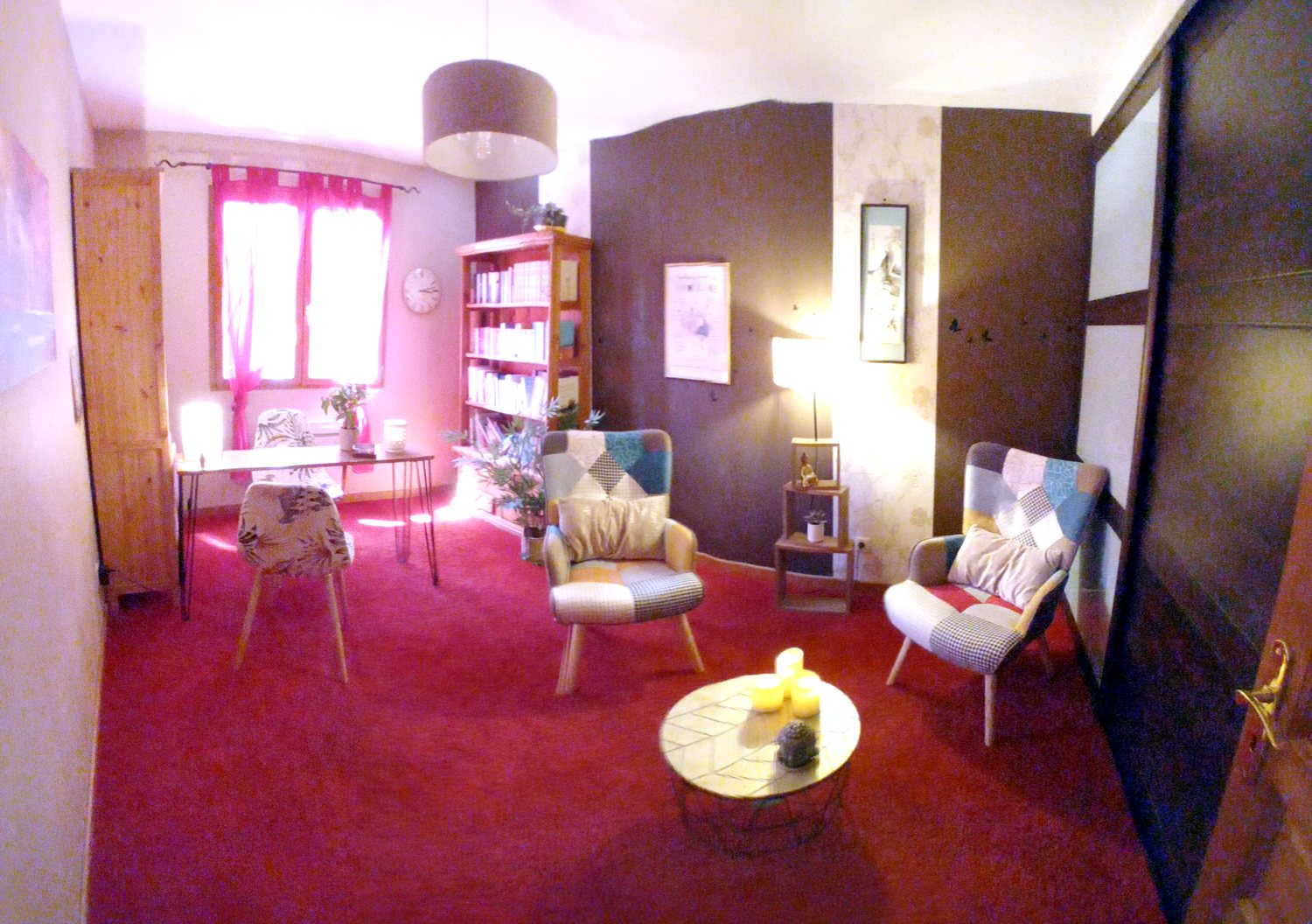 Le cabinet de sophrologie de Virginie à Valserhône : fauteuils, lumière douce et coin lecture